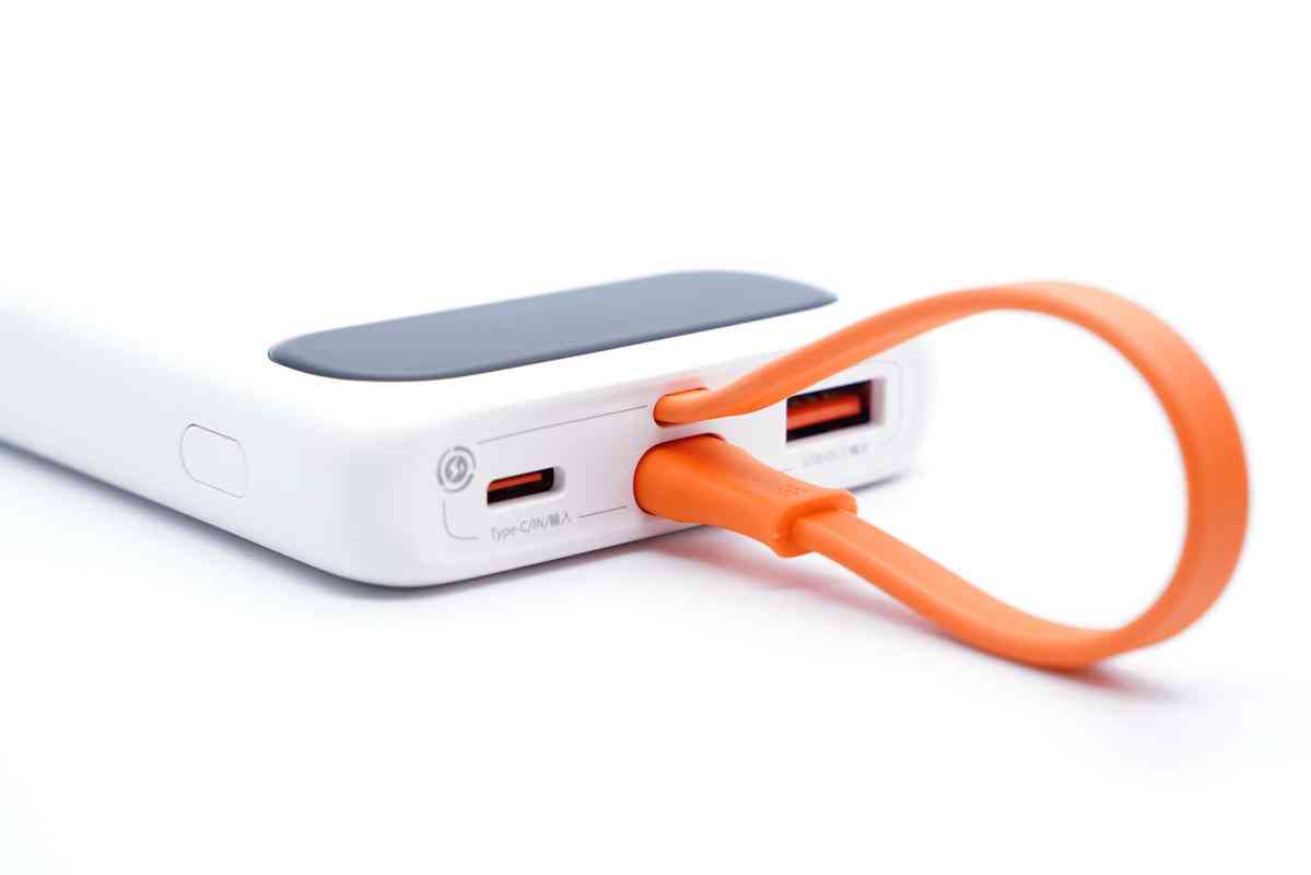 倍思充电宝深度评测：挂绳快充线一体设计，20W快充性能解析