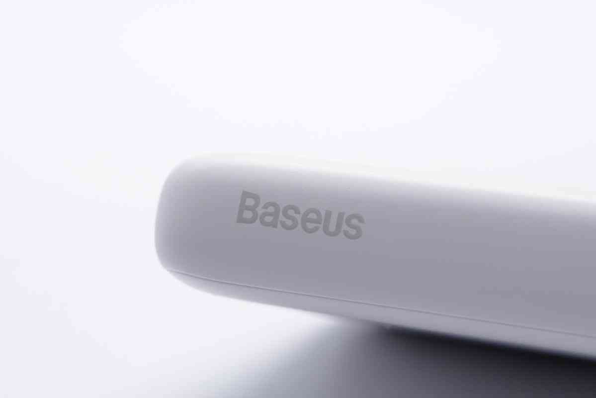 倍思充电宝深度评测：挂绳快充线一体设计，20W快充性能解析