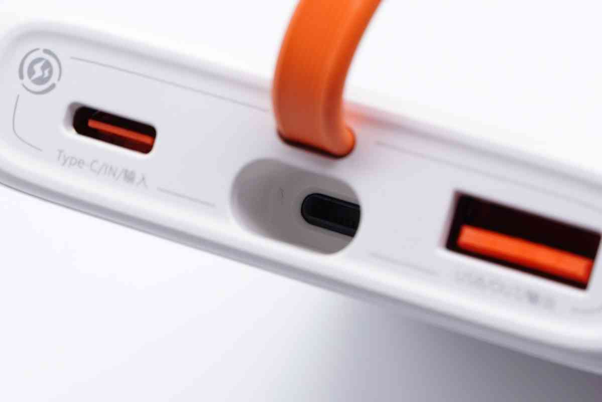 倍思充电宝深度评测：挂绳快充线一体设计，20W快充性能解析