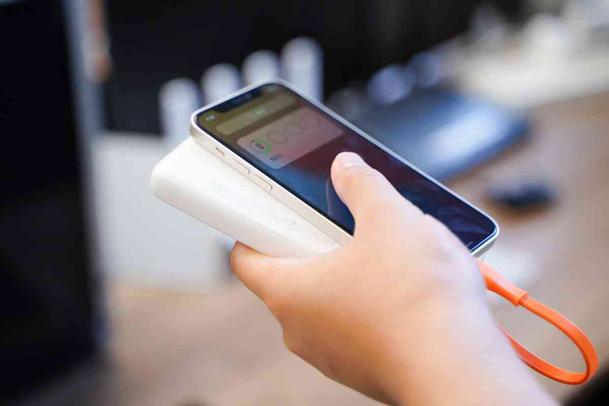 倍思充电宝深度评测：挂绳快充线一体设计，20W快充性能解析