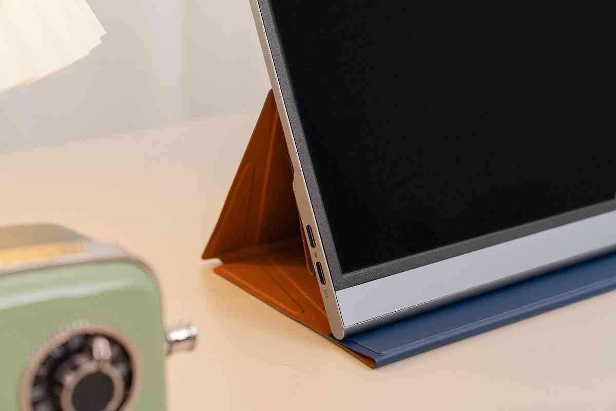 华硕显示器怎么样 色域高更轻薄 华硕ZenScreen OLED MQ16AH便携显示器测评