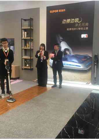 苏泊尔吸尘器怎么样 能擦地的V锋吸尘器亮相AWE 苏泊尔助力中国家庭大扫除