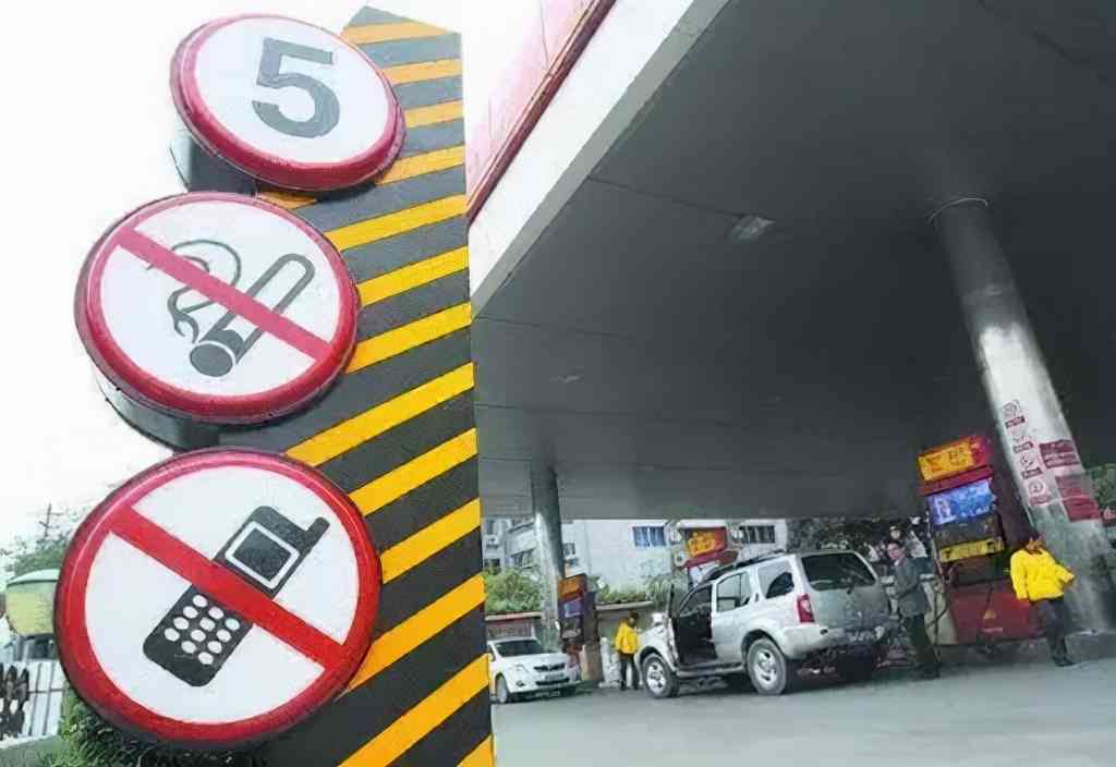 加油站打电话会怎么样 加油站内打电话会引发爆炸吗?这背后的真相是什么? 加油站打电话会怎么样 加油站内打电话会引发爆炸吗?这背后的真相是什么?