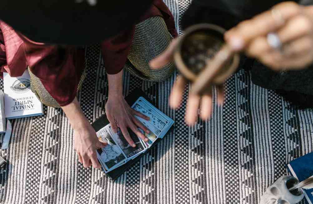 中国移动工资待遇怎么样 央企铁饭碗的残酷真相：中国移动基层员工的高薪揭秘，前景剖析